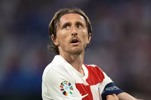 ذا صن: مودريتش يخطط لختام مسيرته في سوانزي سيتي